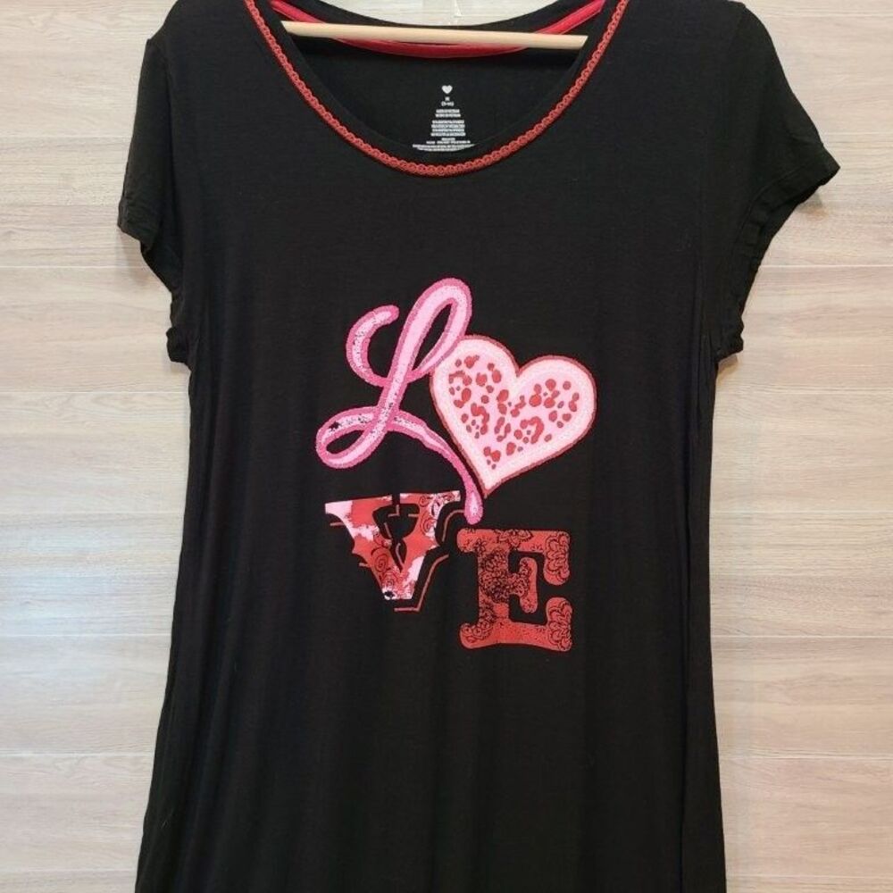 Black LOVE Sleepwear Gown M Red Lace Trim Graphic Heart Nightgown Chemise Rayon